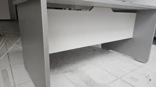 Mesa de oficina gris