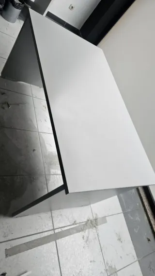 Mesa de oficina gris