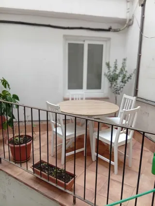 Mesa redonda con 4 sillas