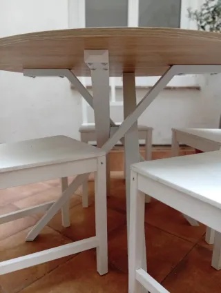 Mesa redonda con 4 sillas