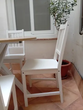 Mesa redonda con 4 sillas