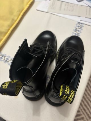 Botas negras estilo Dr. Martens