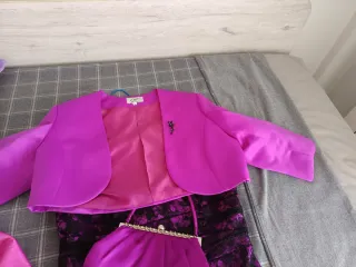 Traje de fiesta morado y negr
