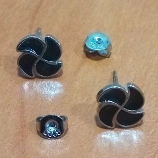 PENDIENTES PLATEADOS TRÉBOL HOJAS NEGRAS TORNILLOS