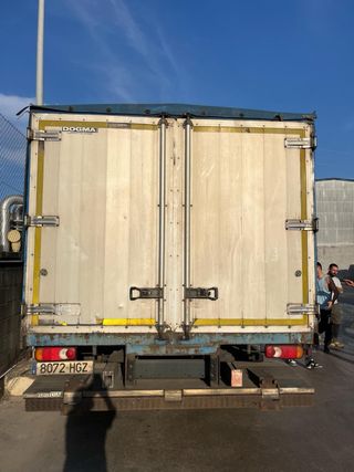 Camión DAF LF 55.280 con plataforma elevadora