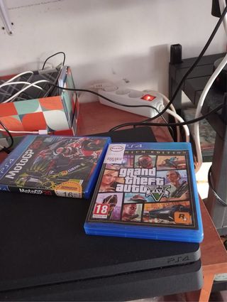 PS4 Grand Theft Auto V y MotoGP 20