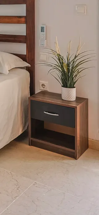 Mesita de noche moderna madera y negro