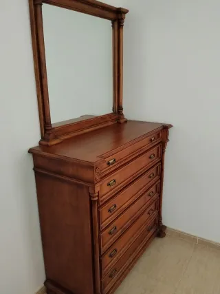 Cómoda de madera con espejo