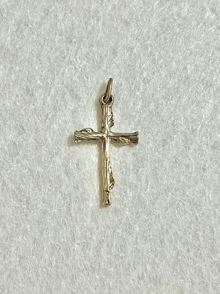 Cruz plata bañada en oro diseño madera