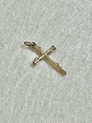 Cruz plata bañada en oro diseño madera