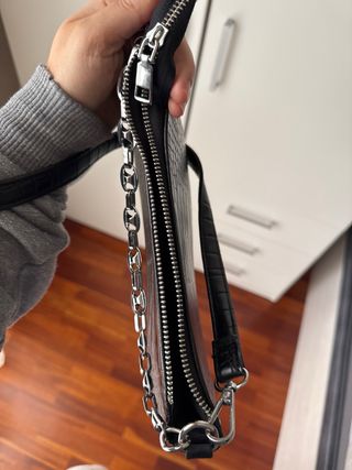 Bolso negro efecto piel con cadena