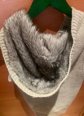 Chaleco de punto con capucha y pelo
