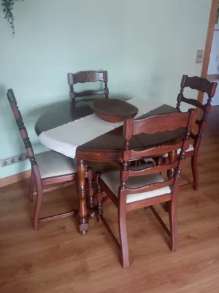 Mesa y 4 sillas de comedor madera maciza antigua.