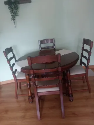 Mesa y 4 sillas de comedor madera maciza antigua.