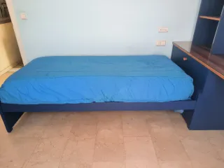 Habitación juvenil:cama  escritorio con estantería