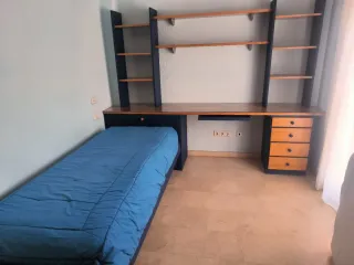 Habitación juvenil:cama  escritorio con estantería