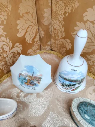 Set Oggetti da Collezione nella vetrinetta