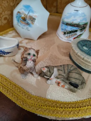 Set Oggetti da Collezione nella vetrinetta