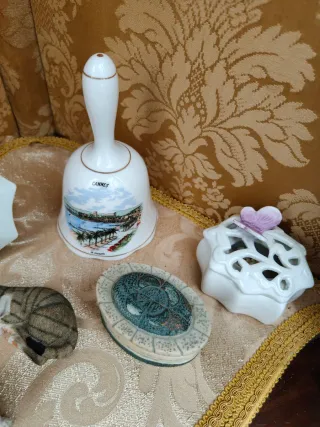 Set Oggetti da Collezione nella vetrinetta