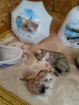 Set Oggetti da Collezione nella vetrinetta