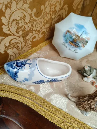 Set Oggetti da Collezione nella vetrinetta