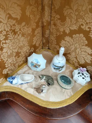 Set Oggetti da Collezione nella vetrinetta