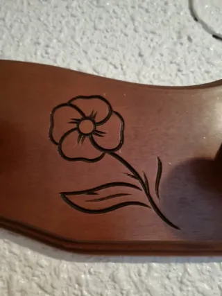 Perchero Madera Vintage Flores Grabadas 60 cm