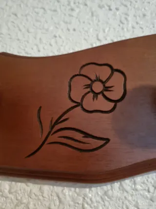 Perchero Madera Vintage Flores Grabadas 60 cm