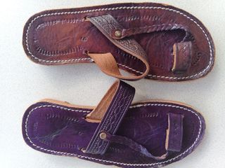 Sandalias artesanales de cuero morado