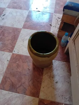 Tinaja de cerámica verde y blanca