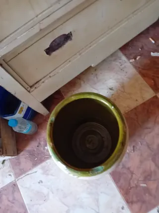 Tinaja de cerámica verde y blanca