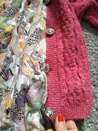 Chaqueta rosa y vestido estampado pájaros