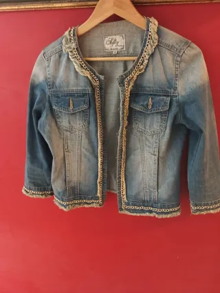 Chaqueta vaquera con ribete dorado T. S