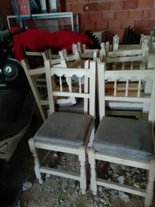 Sillas de madera blancas