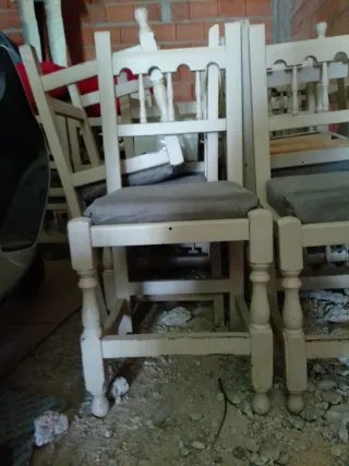 Sillas de madera blancas