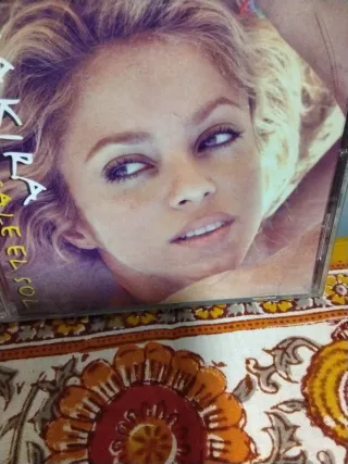CD. Shakira. Sale el Sol