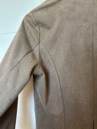 Chaqueta blazer beige con flecos