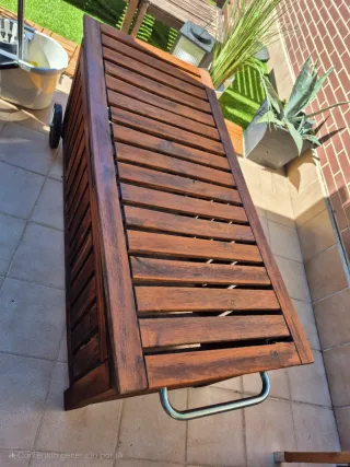 Mesa baúl de madera con ruedas