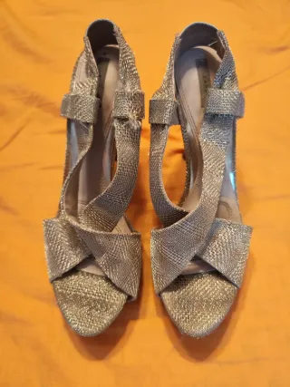 Guess. Zara. Conjunto zapatos y vestido.