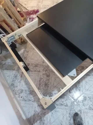 Mesa de comedor de madera oscura