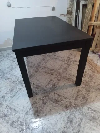 Mesa de comedor de madera oscura