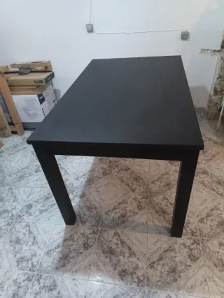 Mesa de comedor de madera oscura