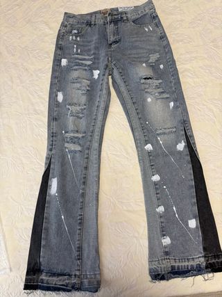 Pantalones vaqueros rotos con pintura