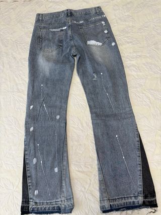 Pantalones vaqueros rotos con pintura