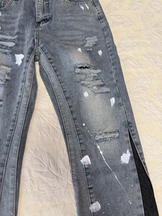 Pantalones vaqueros rotos con pintura
