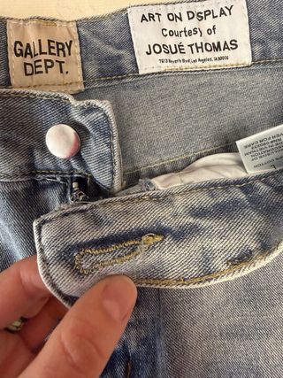 Pantalones vaqueros rotos con pintura