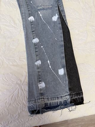 Pantalones vaqueros rotos con pintura
