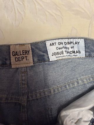 Pantalones vaqueros rotos con pintura