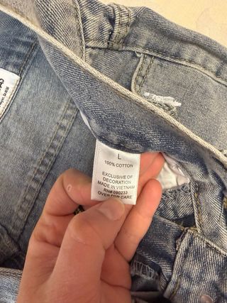 Pantalones vaqueros rotos con pintura