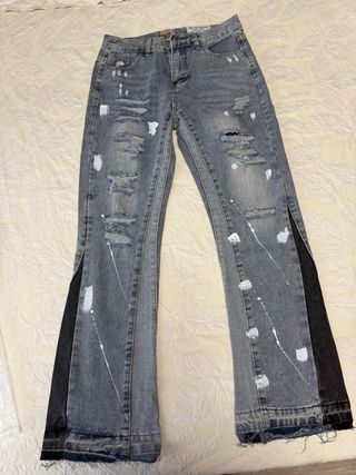 Pantalones vaqueros rotos con pintura